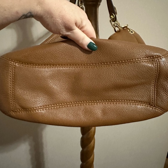 Michael Kors tan shoulder bag and matching wristlet - Picture 4 of 13